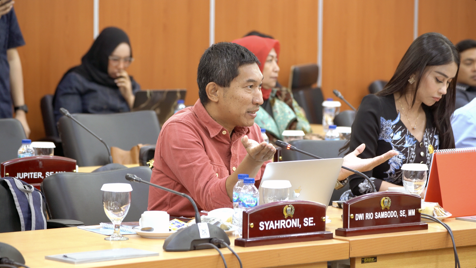 PDIP Membela Aksi Rano Karno Naik Perahu Karet Cek Banjir DKI